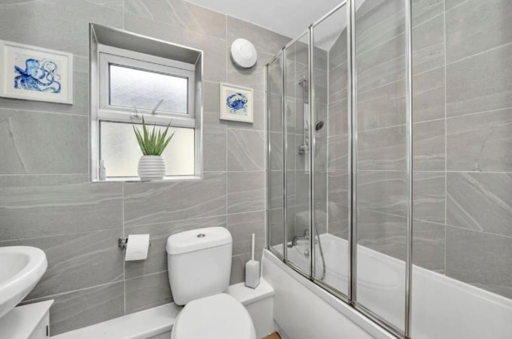 Wherstead Rd House By Homestyles Hosts Short Lets & Serviced Accommodation Suffolk With Free Parking 3