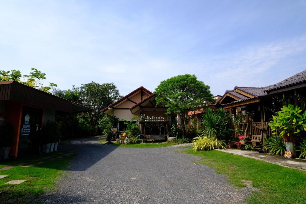eine Auffahrt, die zu einem Haus mit in der Unterkunft Cool Cat House ครูแคทเฮาส์ in Ban Khok Ta Yo