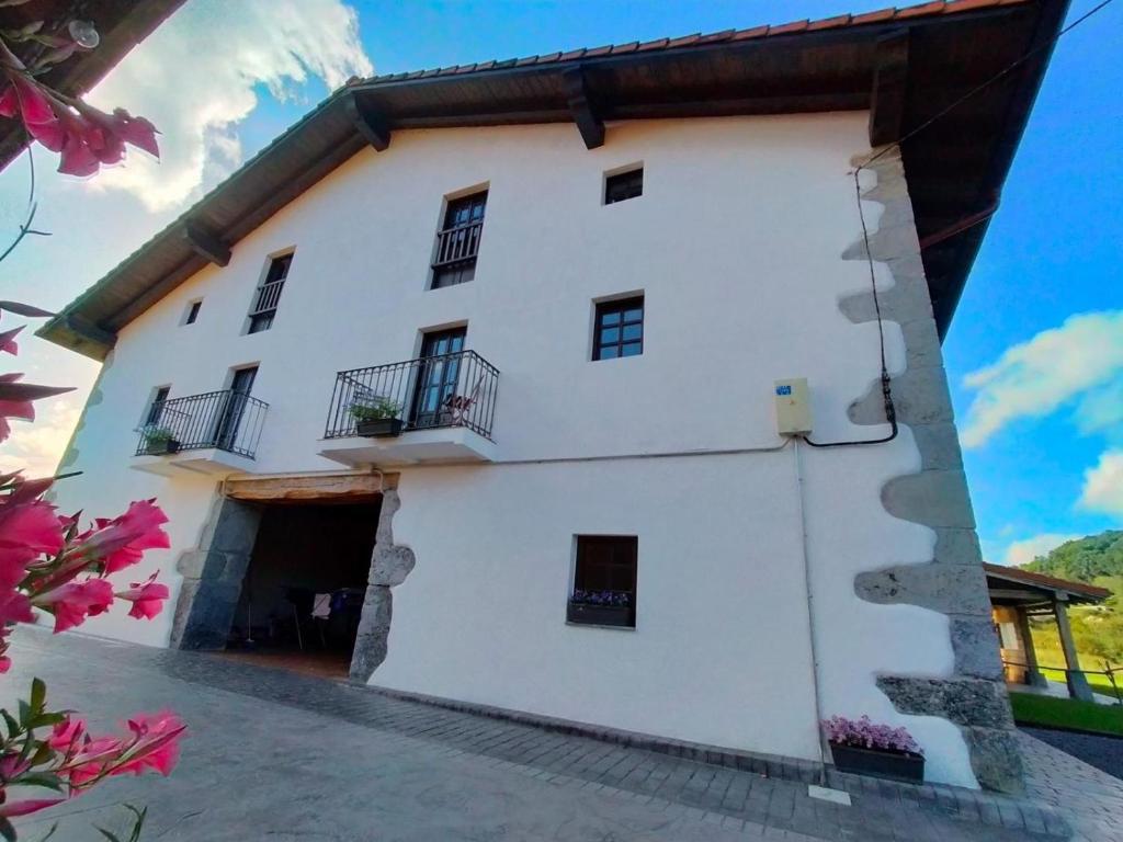 a large white building with a courtyard at Gautegiz Arteaga Reserva Urdaibai in Isla Becoa