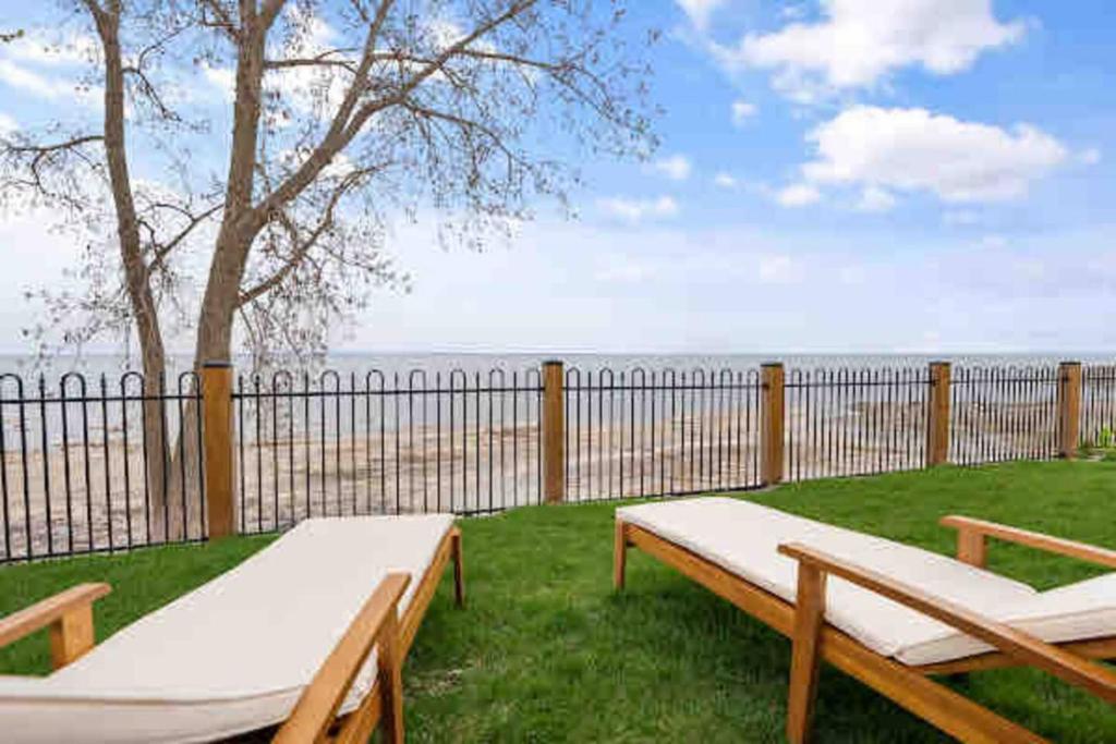 een achtertuin met twee bedden en een hek bij Crystal Beach Executive Waterfront Lakehouse in Crystal Beach