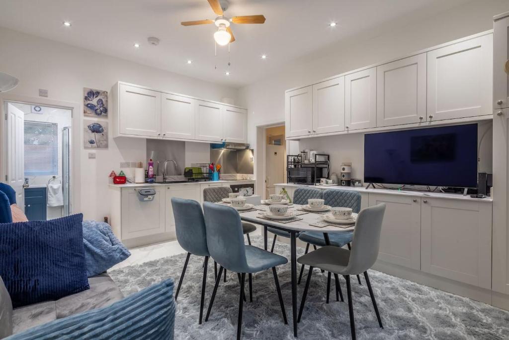 a kitchen and dining room with a table and chairs at Newly refurbed 3Bed Annexe - With Parking! in Albury