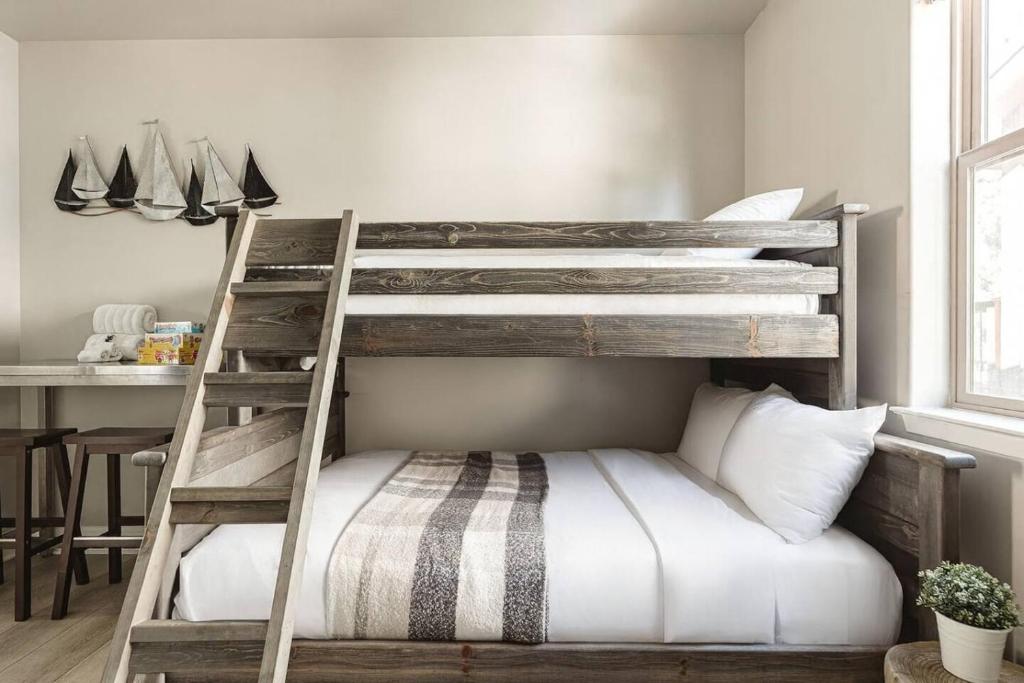 The Reel Deal, Luxury Family Cabin by Alpine Slide في بيغ بير لاكي: سرير بطابقين مع سلم في الغرفة