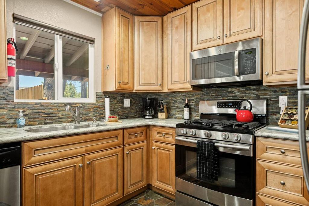 Kuchyň nebo kuchyňský kout v ubytování Lawliss Hideout in Big Bear Lake