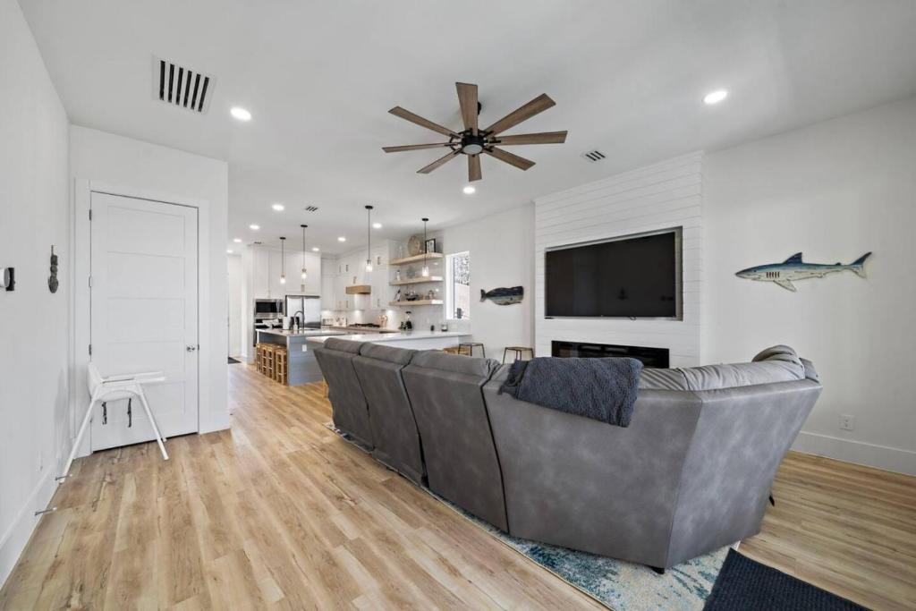 Телевизор и/или развлекательный центр в Brand new bayfront home, gorgeous pool