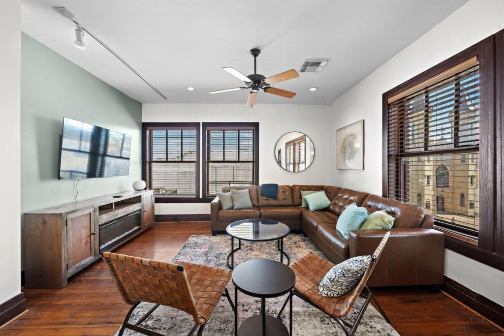 Χώρος καθιστικού στο Modern apartment in historic downtown Galveston close to the Strand