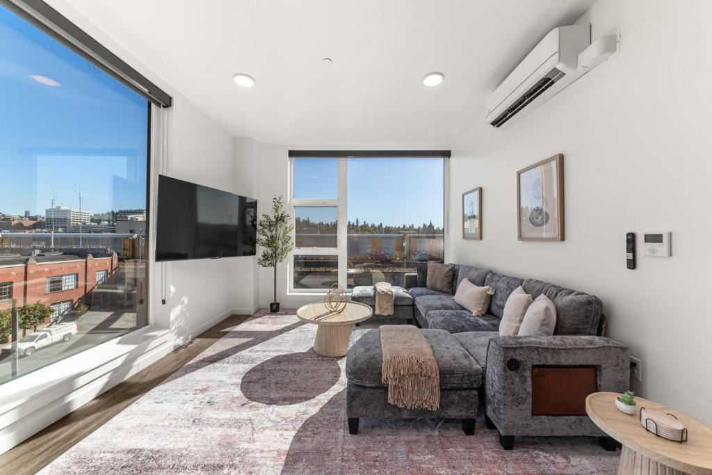 Posezení v ubytování 2BR Cozy Apartment in DT