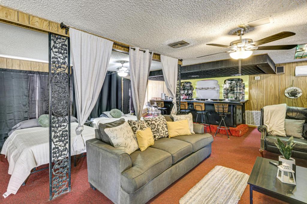 een woonkamer met een bank en een bed bij Convenient Studio with Private Bar in Odessa in Odessa