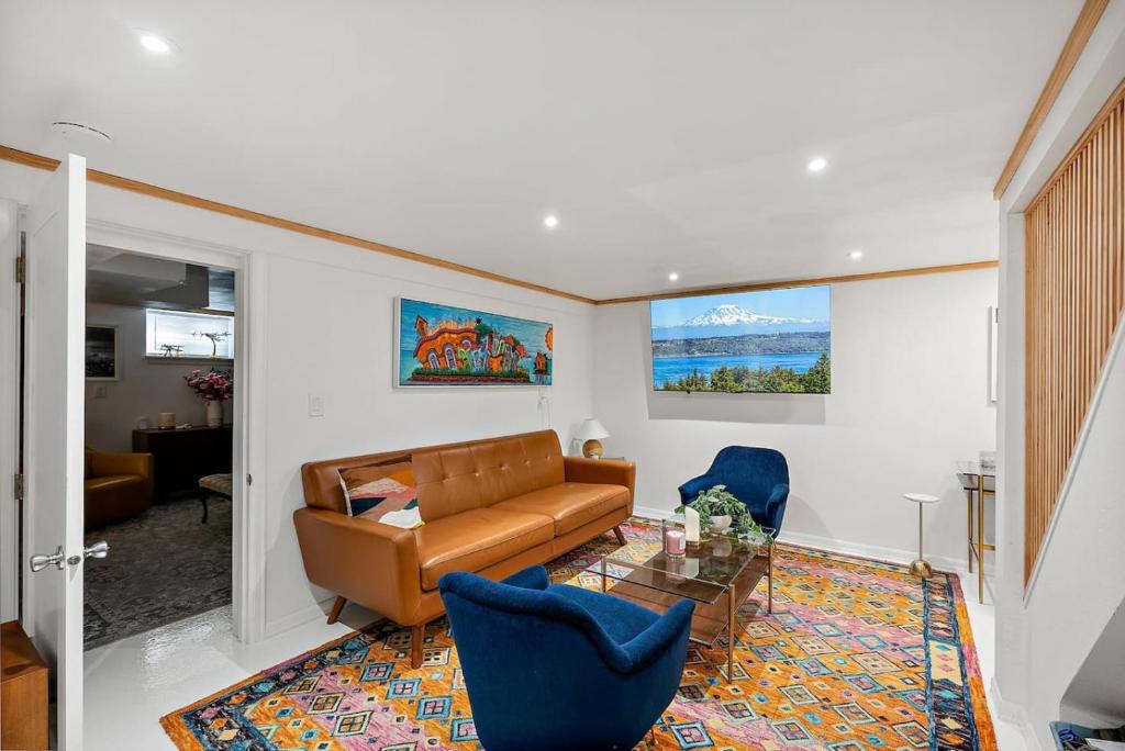 ein Wohnzimmer mit Sofa und Tisch in der Unterkunft Modern Basement Apartment 3 Blocks from Waterfront in Tacoma