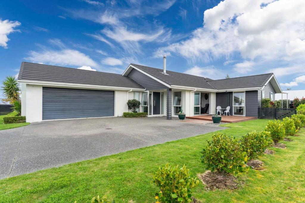 ein großes Haus mit Garage in der Unterkunft Family fun at Wharewaka in Taupo Airport