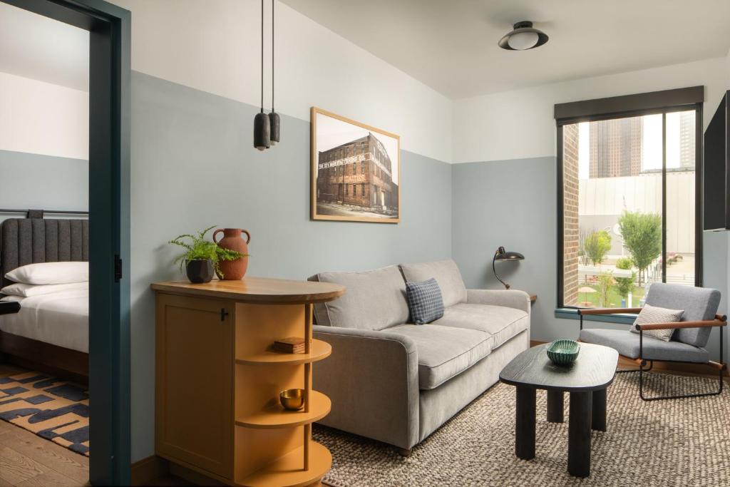 The Junto Hotel - Artist's Flat, 1 King