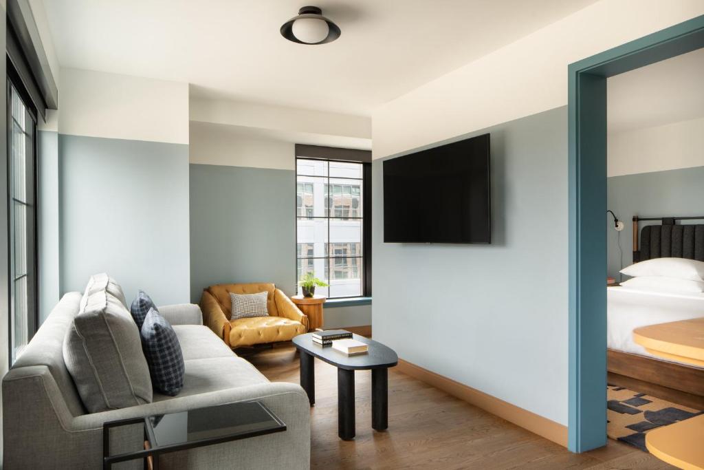 The Junto Hotel - Artist's Suite, 1 King