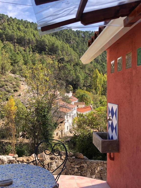 a patio with a table and a view of a mountain at Puerta Partida, vivienda rural en Lugar La Peruela, Jaén in Pontones
