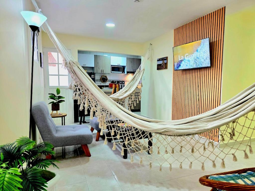 Μια τηλεόραση ή/και κέντρο ψυχαγωγίας στο APUSHI with hammocks, close to the beach