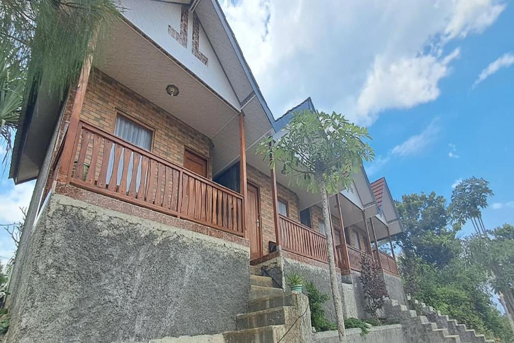 une maison avec un balcon en bois sur le côté dans l'établissement Villa Happy Family, à Pulau Kukup