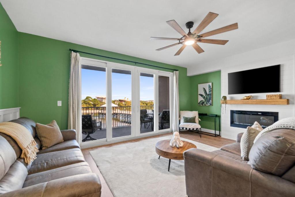 Una sala de estar con un sofá y un ventilador de techo. en Laketown Wharf 114, en Panama City Beach