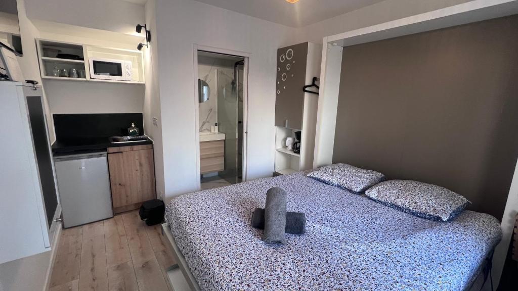 a small bedroom with a bed and a television at La Cachette in La Grande-Motte