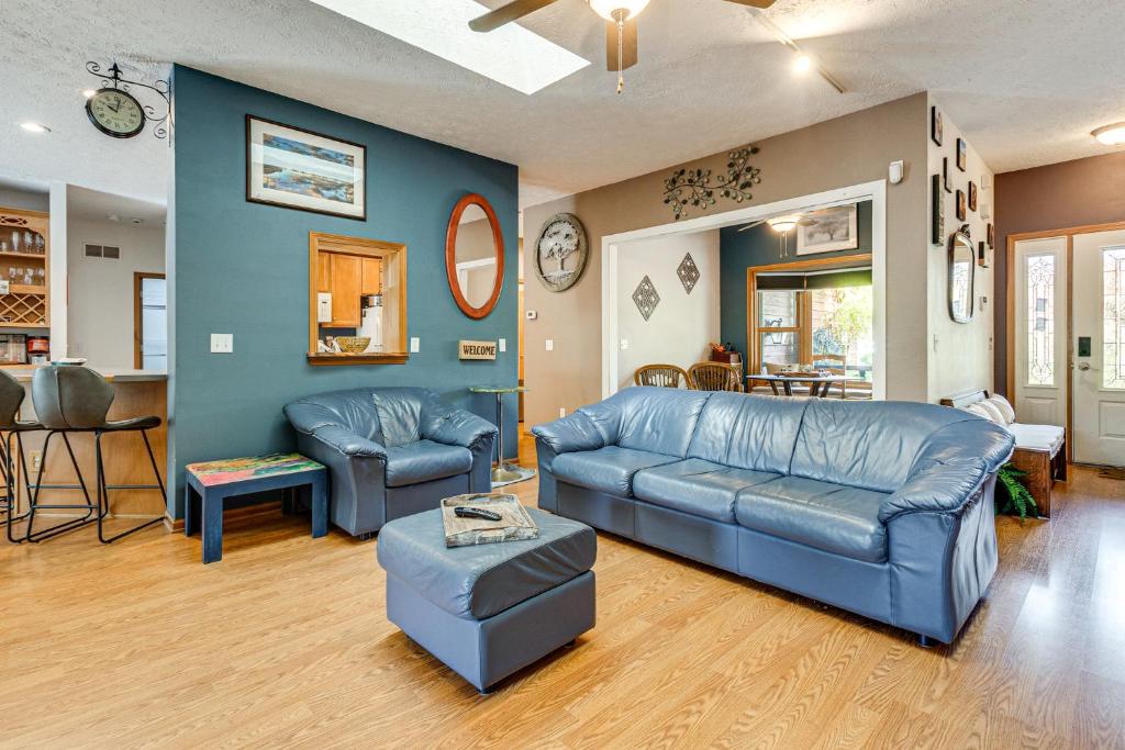 Χώρος καθιστικού στο Stars and Sunsets! Door Peninsula Retreat with Deck