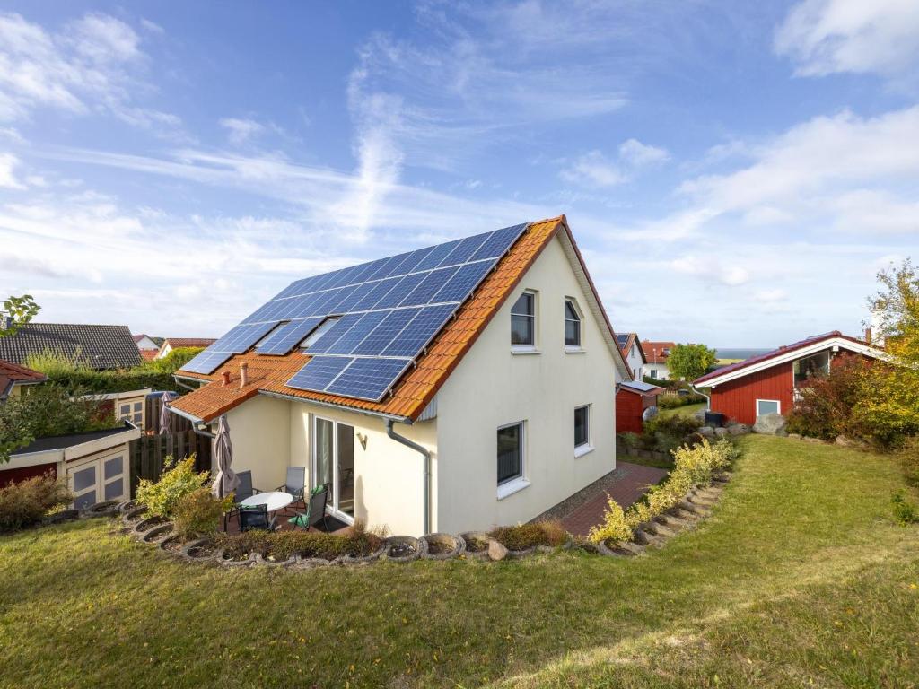 een huis met zonnepanelen op het dak bij Stranddistel XL in Boiensdorf