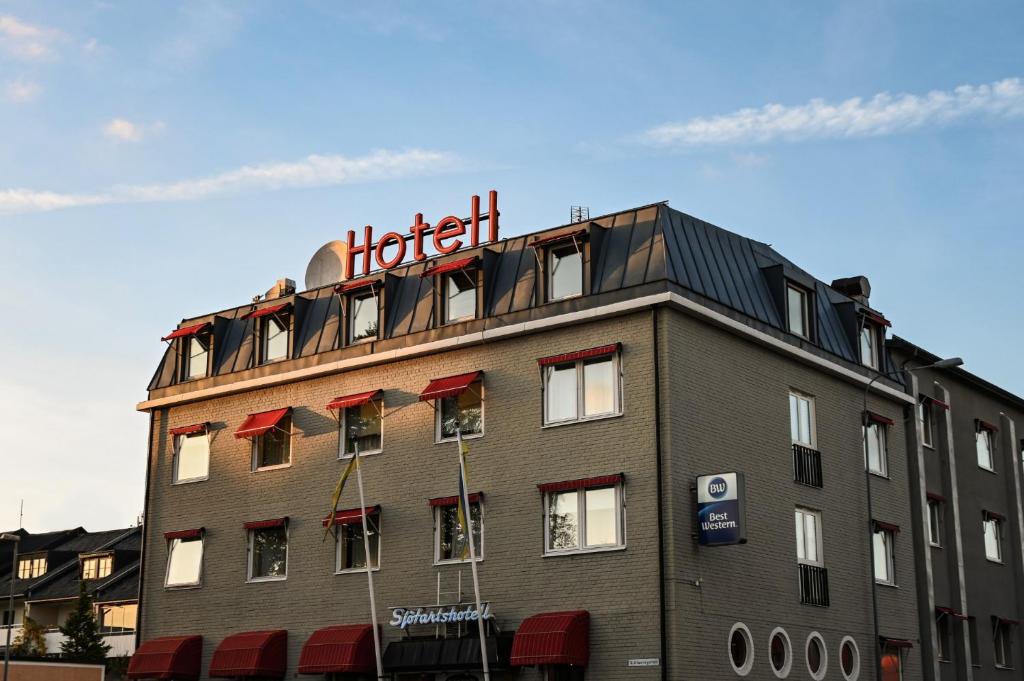 オスカルスハムンにあるBest Western Sjofartshotelletのホテルの建物の上にホテルの看板があります。
