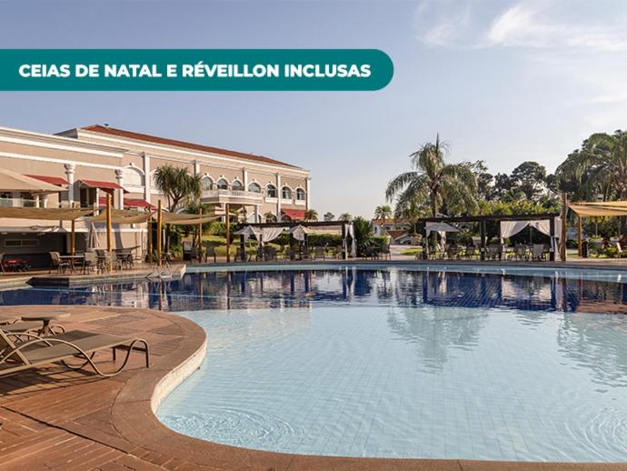 une grande piscine devant un hôtel dans l'établissement Wish Foz do Iguaçu, à Foz do Iguaçu