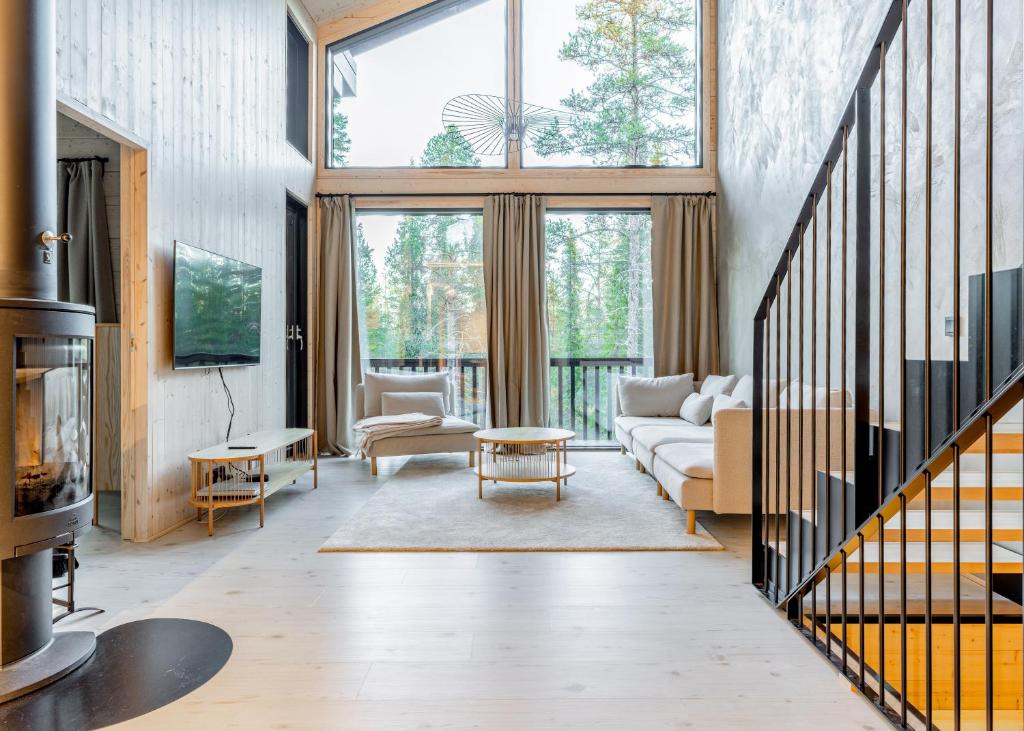 レヴィにあるModern High-Quality 4BR Villa in Levi Next to Ski Slopesのソファと暖炉のあるリビングルーム