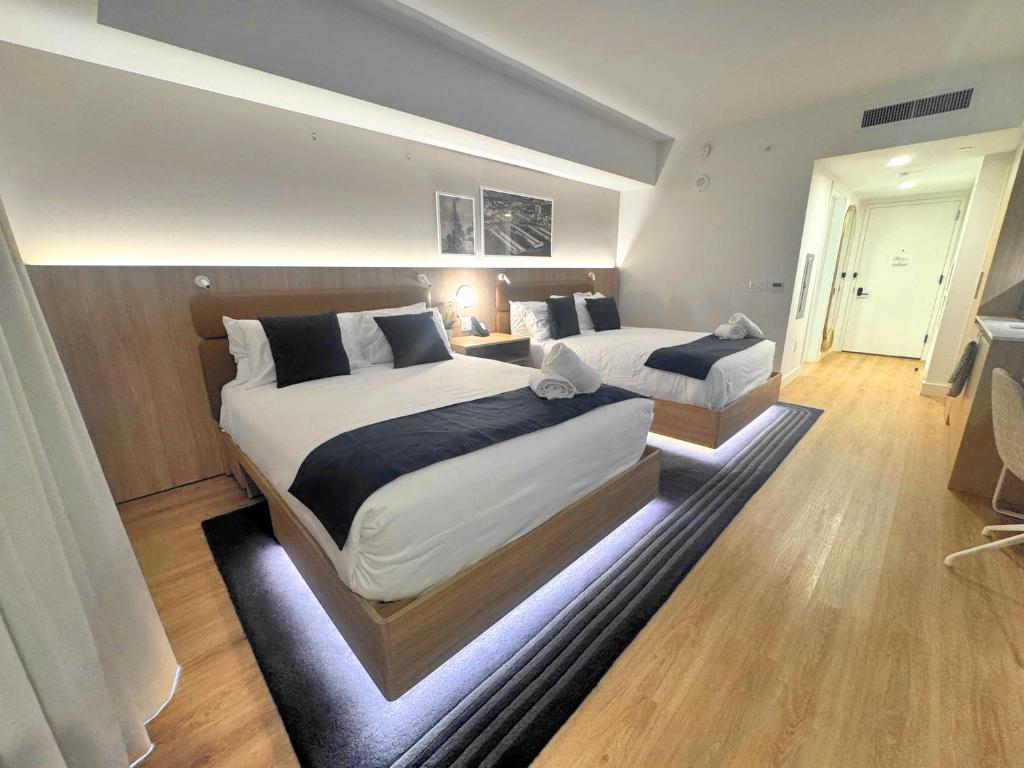 Ένα ή περισσότερα κρεβάτια σε δωμάτιο στο Downtown Luxury Stay with Complimentary Parking