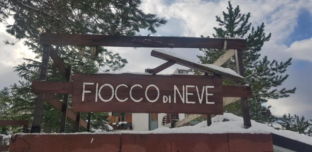 un panneau indiquant « foco neve » dans la neige dans l'établissement Fiocco di Neve, à Massa dʼAlbe