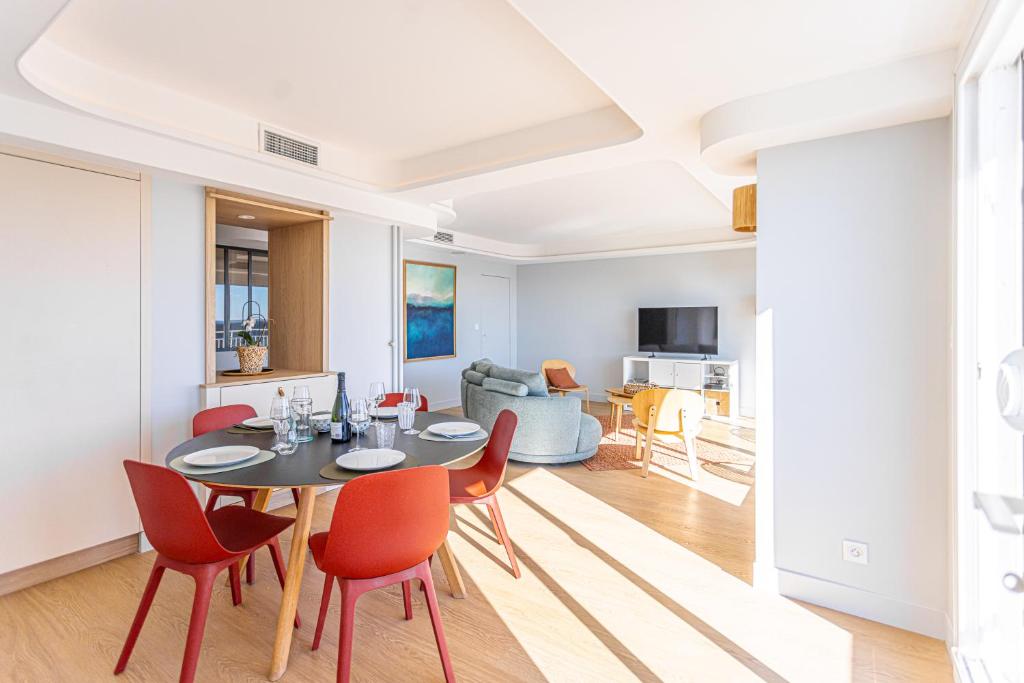 une salle à manger et un salon avec une table et des chaises dans l'établissement Appartement Design contemporain vue sur Orléans, à Orléans