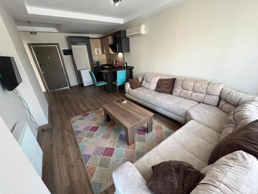 a living room with a couch and a coffee table at mersin merkezde her yere kolay ulaşım in Mersin
