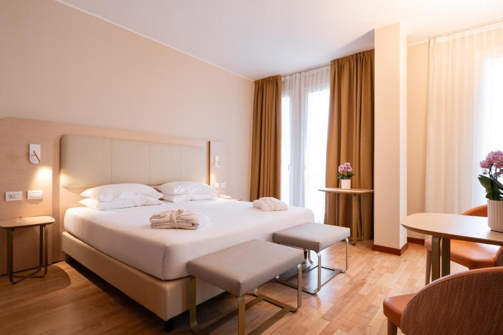 a bedroom with a large white bed in a room at Hotel Raffaello in Milan