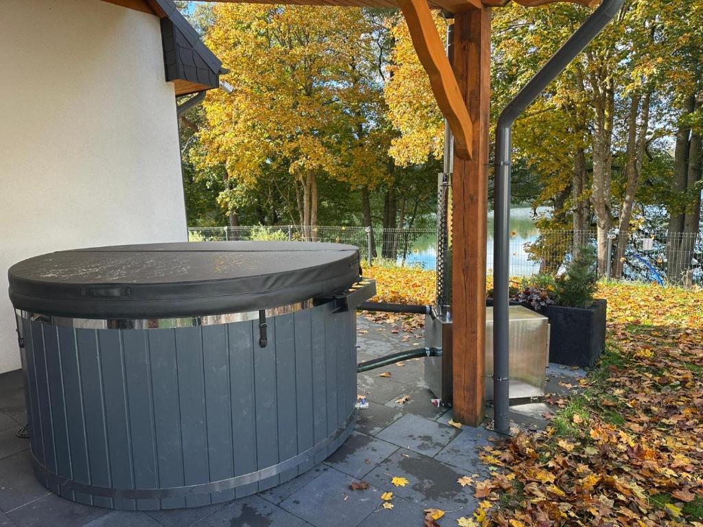 Jardín al aire libre en Osada Jeziernik - dom nad jeziorem z balią