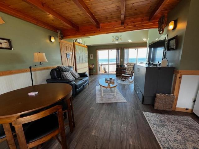 ニューポートにあるKrakens Koveのソファとテーブルのあるリビングルーム