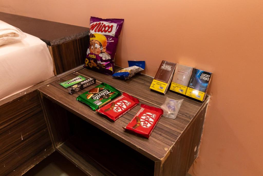 een houten tafel met snacks erop bij Rodotel Vênus Prime in Acreúna