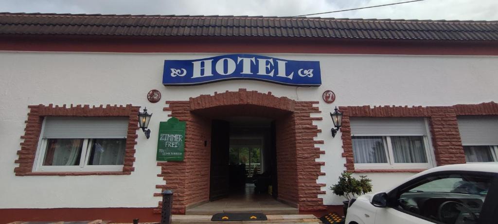 ein Hotelschild an der Vorderseite eines Gebäudes in der Unterkunft Hotel Breitenbenden in Mechernich