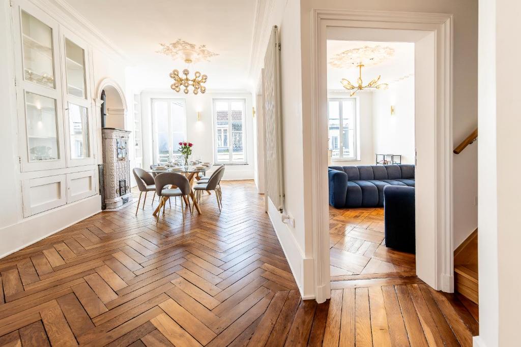een woonkamer met een tafel en stoelen bij Gîte Vosges en Ville luxueux appartement Duplex avec sauna espace bien être au centre d'Epinal in Épinal