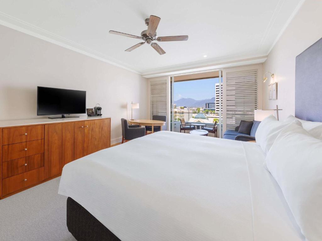 
Superior King Room with Spa Bath and City View with one drink voucher
