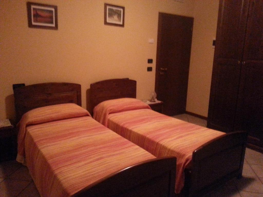 duas camas num quarto de hotel em Lo Zodiaco em Roncobillaccio