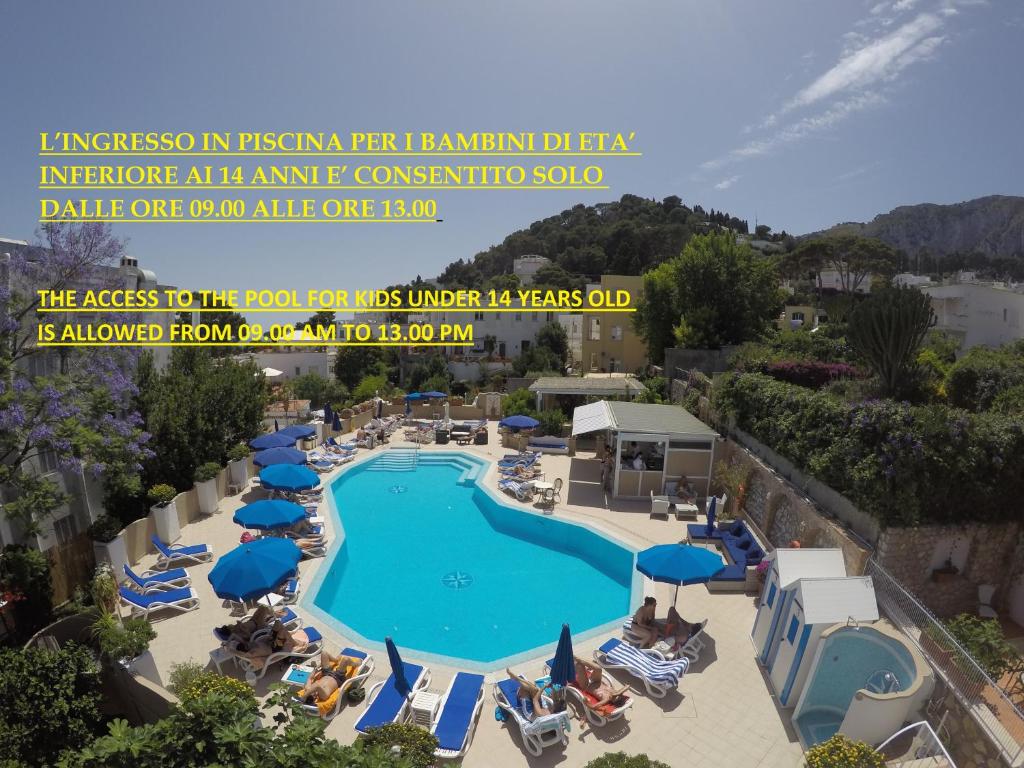 una imagen de la piscina de un complejo en Hotel San Felice en Capri