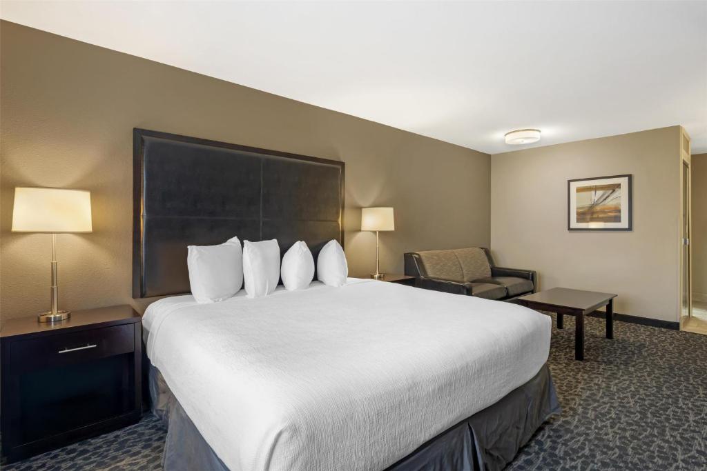 a hotel room with a large bed and a chair at Best Western Plus Aberdeen in Aberdeen