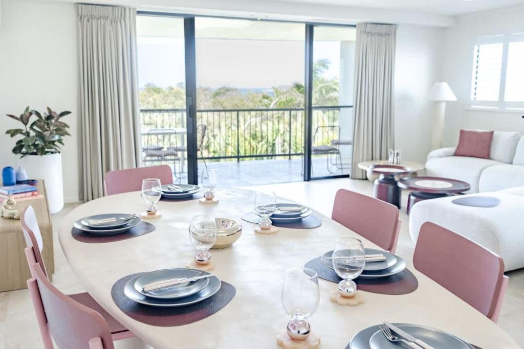 een eetkamer met een tafel en stoelen bij Beachfront Canvas - Ocean Views Pool Gym in Mudjimba