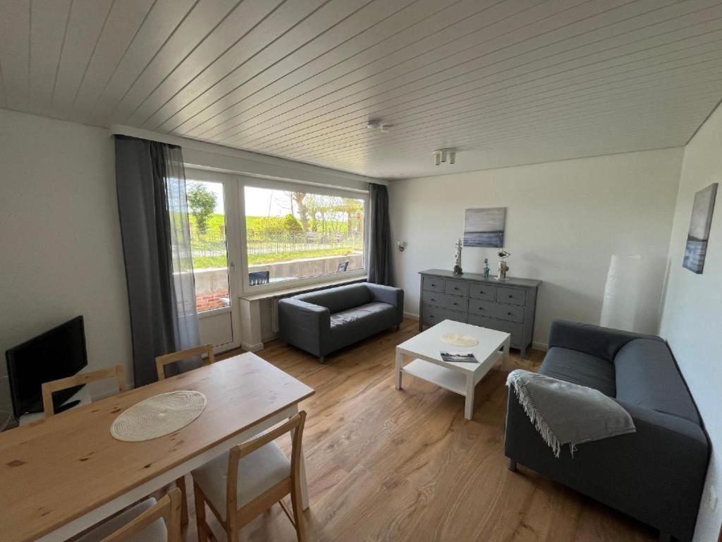 a living room with a couch and a table at Ferienwohnung-Helgoland in Baltrum