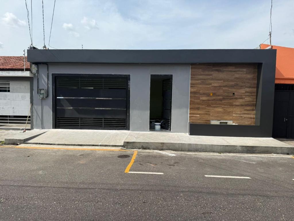 a building with a parking lot next to a street at Casa de 4 Quartos - 2 suites in Ananindeua