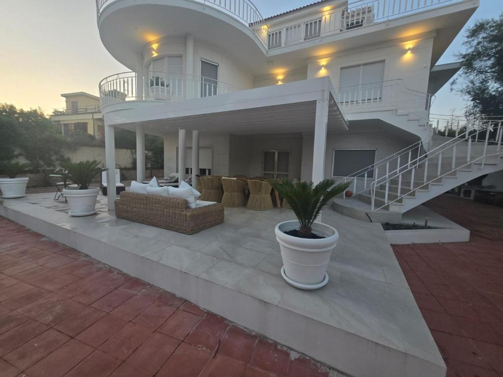 Balkoni atau teres di Villa Bianca con accesso diretto alla spiaggia