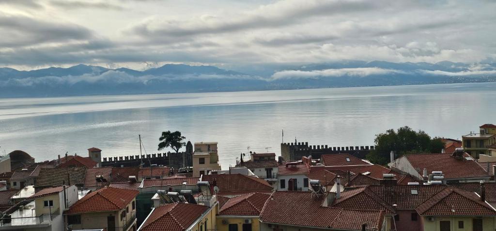 Blick auf eine Stadt mit Häusern und Wasser in der Unterkunft Castle Balcony in Nafpaktos