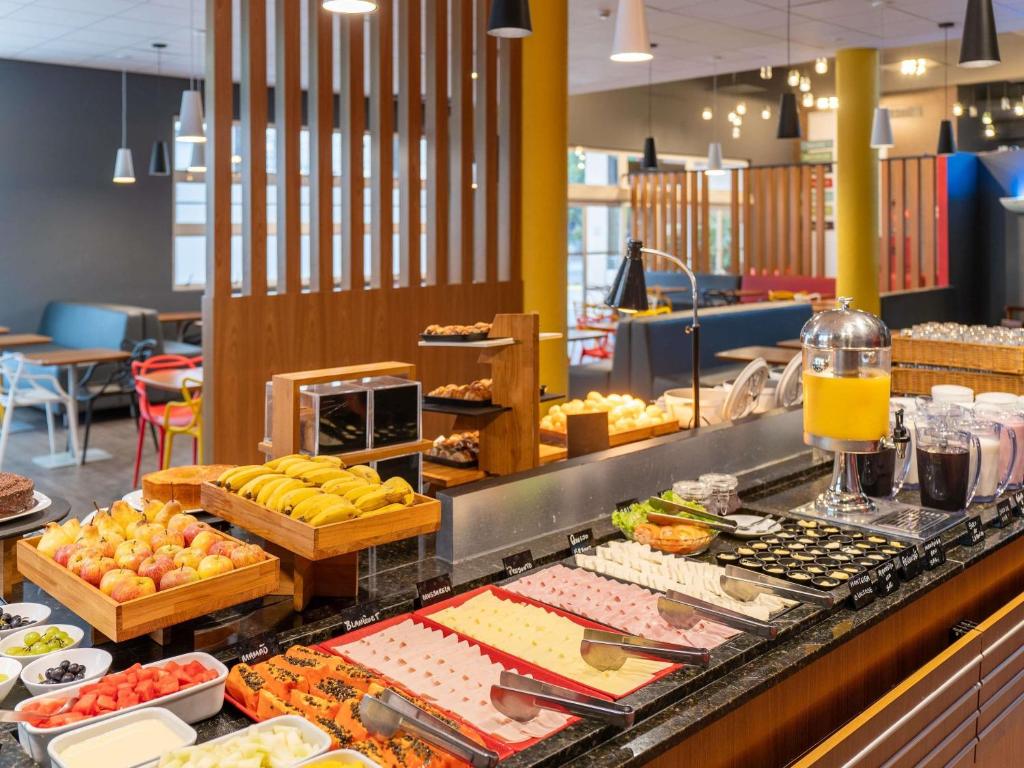 a buffet line with many different types of food at ibis Paulinia in Paulínia
