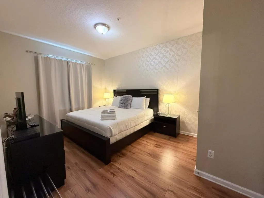3Br 2Bath Condo Balcony 5min Conv Center 1388ft