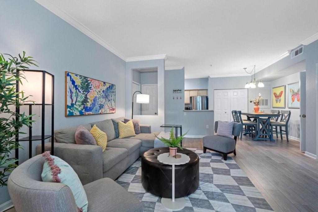 Χώρος καθιστικού στο Spacious 1Bedroom Condo with Pool, Walk to the water