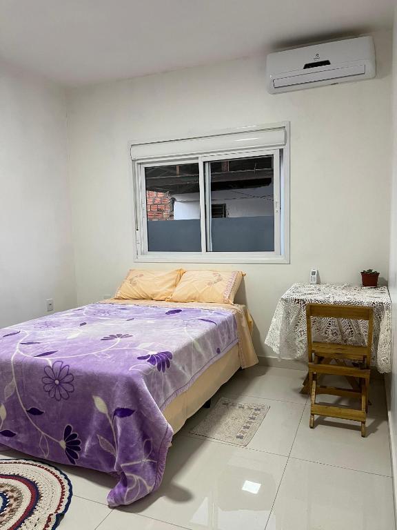 a bedroom with a bed and a window at Quarto casal in Itaqui