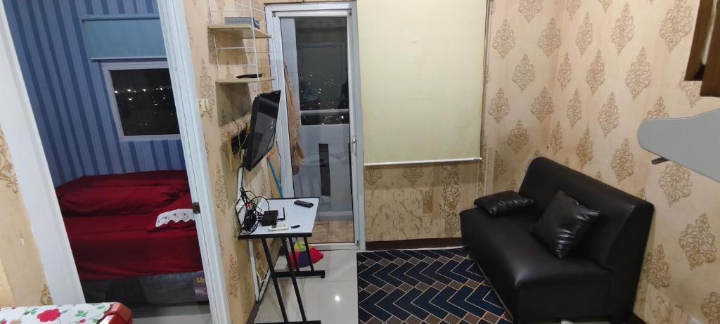 Μια τηλεόραση ή/και κέντρο ψυχαγωγίας στο GuestHouse in Green pramuka Square Mall 2br