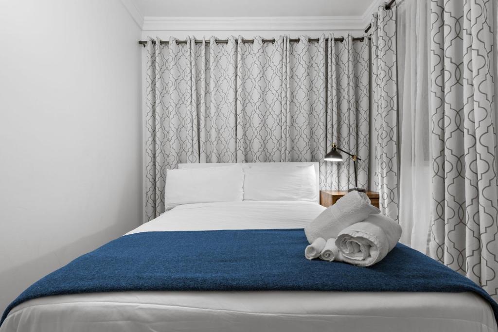 a bedroom with a bed with a blue blanket at Pr Rentals Expectacular Location in San Juan